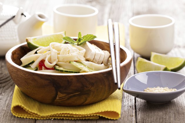 Udon noodles with vegetables and chicken